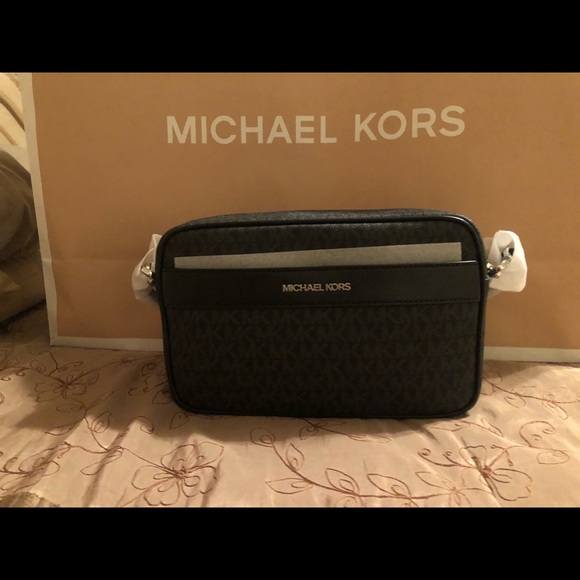 Authentic Mk crossbody bag. - Picture 2 of 7